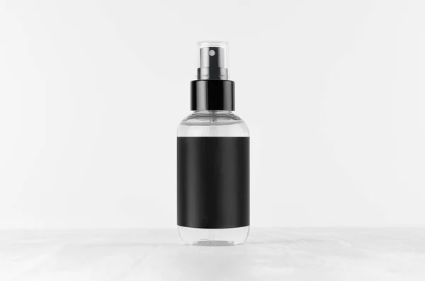 Botella Pulverización Transparente Para Productos Cosméticos Con Etiqueta Blanco Negro — Foto de Stock