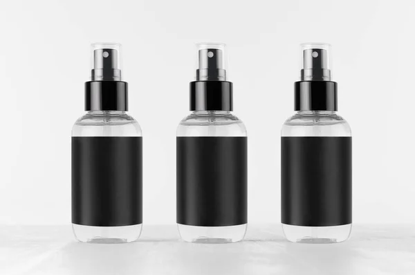 Tres Botellas Spray Transparentes Para Productos Cosméticos Con Etiqueta Blanco — Foto de Stock