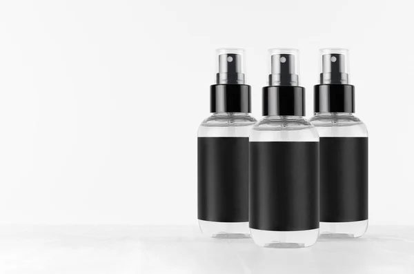 Botellas Spray Transparentes Para Productos Cosméticos Con Etiqueta Blanco Negro — Foto de Stock