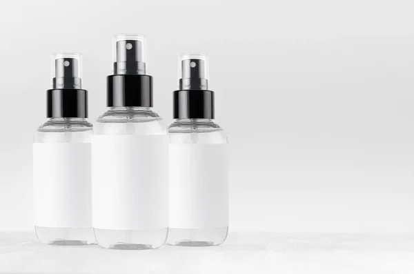 Transparante Spuitflessen Voor Cosmeticaproducten Met Wit Blanco Etiket Wit Houten — Stockfoto