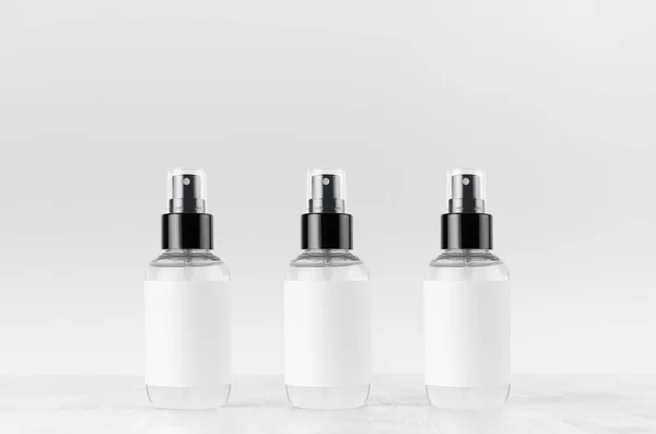 Tres Botellas Spray Transparentes Para Productos Cosméticos Con Etiqueta Blanca — Foto de Stock