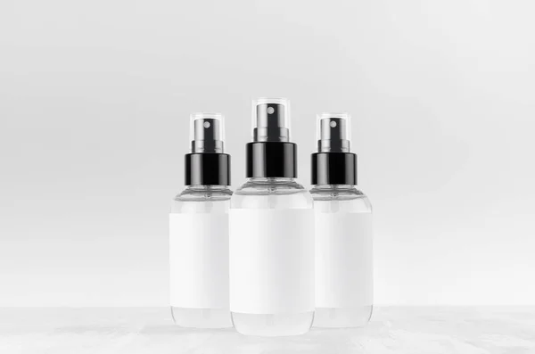 Botellas Spray Transparentes Para Productos Cosméticos Con Etiqueta Blanca Blanco — Foto de Stock