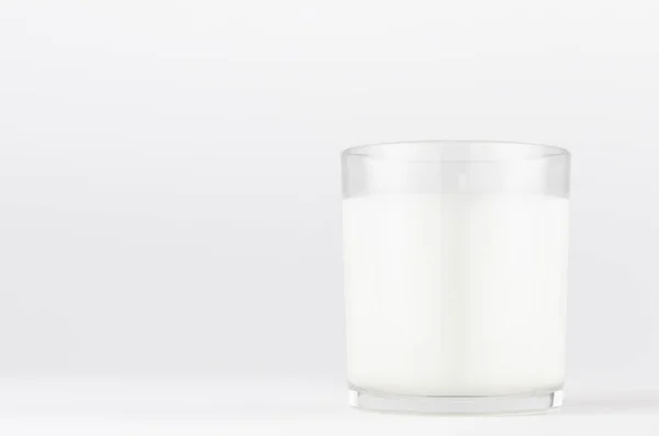 白い背景に透明なガラスの白いキャンドル ブランドアイデンティティ製品のためのモックアップ プレゼンテーション 梱包のデザイン — ストック写真