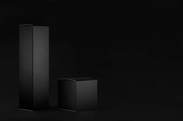 長方形の背の高い 正方形の黒い紙の箱のコレクションは 黒の背景にサイドビューは プレゼンテーション デザイン コピースペースをパックアップモック — ストック写真