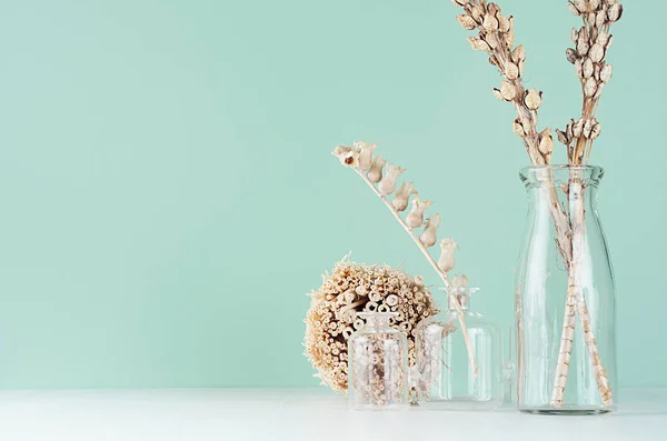 Einfache Organische Beige Holzdekor Mit Getrockneten Pflanzen Zweige Bund Glasflasche — Stockfoto