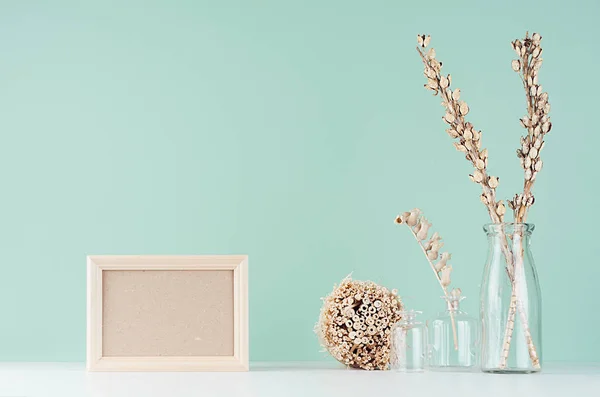 Wohndekorationen Öko Stil Beige Holzrahmen Getrockneter Pflanzenstrauß Und Blumen Glasvase — Stockfoto