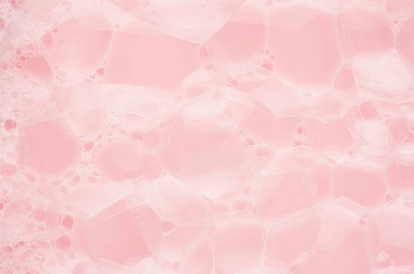 抽象的な穏やかな背景としてピンクの水に浮かぶ石鹸泡の泡 — ストック写真