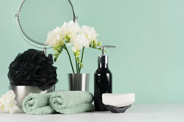 Fashion Toiletry Accessories Black Silver Green Mint Menthe White Interior — Stok Foto