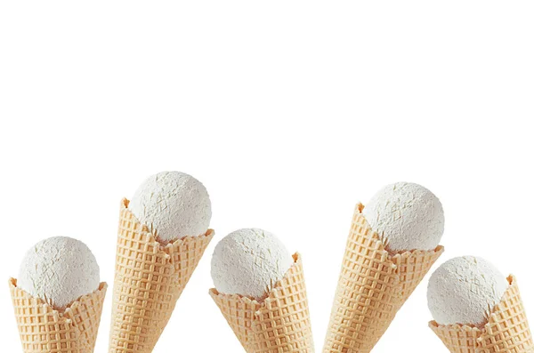 白の背景に隔離された装飾的なフレームとして古典的な白いクリーミーなアイスクリームワッフルコーン モックアップ コピースペース — ストック写真