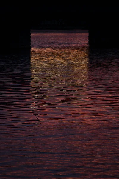 Verzadigde Rimpel Oppervlak Van Water Bij Zonsondergang Donkere Kleurrijke Kleur — Stockfoto