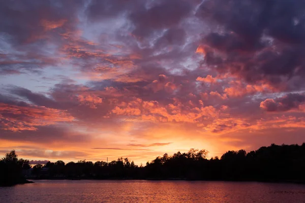 Heller Dramatischer Sommersonnenuntergang Fluss Mit Schwarzen Silhouettenbäumen Wunderbarer Himmel Gold — Stockfoto