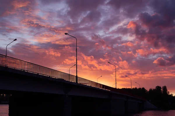 Mooie Zomer Zonsondergang Met Gouden Paarse Roze Wolken Majestueuze Hemel — Stockfoto