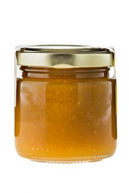 Sıcak mango biber sosu cam beyaz arka plan üzerinde