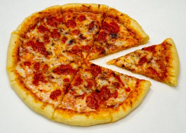 Lezzetli ucuz pizza reklamı fotoğrafı.