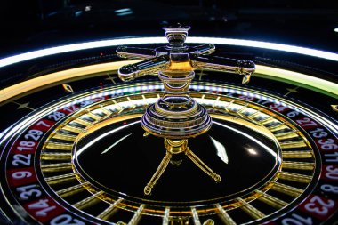 El yapımı ahşap retro kumarhane ruleti oyunu