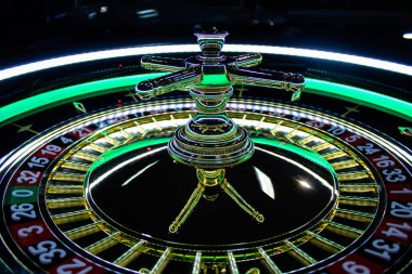 El yapımı ahşap retro kumarhane ruleti oyunu