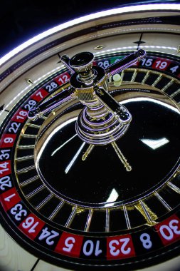 El yapımı ahşap retro kumarhane ruleti oyunu