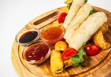 Fırında kızarmış peynir ve baharatlı soslu taze bahar börekleri.