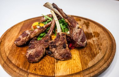 Patates biberli ve roketli pirzola.