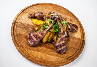 Patates biberli ve roketli pirzola.