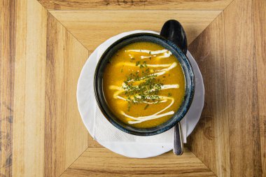 Tahta masada kremalı sebze çorbası