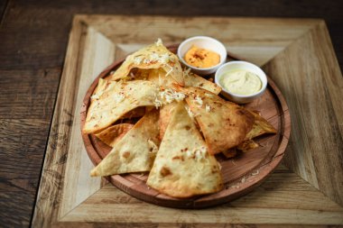 Çıtır çıtır taze soslu tortilla cipsi.