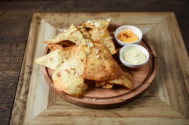 Çıtır çıtır taze soslu tortilla cipsi.