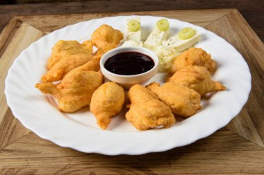 Peynirli, kayaklı ve meyve soslu kahvaltı börekleri.