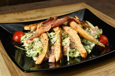 Tavuklu leziz vitamin salatası.