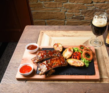 Kızarmış pirzola, doldurulmuş patates ve kalamar halkası.