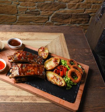 Kızarmış pirzola, doldurulmuş patates ve kalamar halkası.