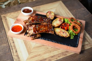 Kızarmış pirzola, doldurulmuş patates ve kalamar halkası.