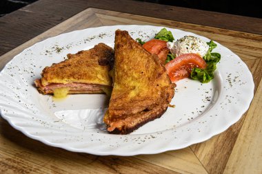 Peynir ve mırıldanmayla doldurulmuş kızarmış sandviç.