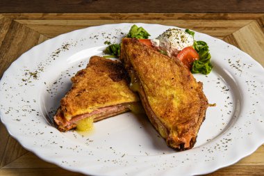 Peynir ve mırıldanmayla doldurulmuş kızarmış sandviç.