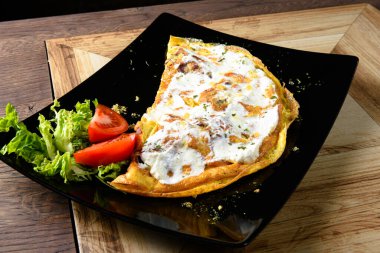 Ekşi kremayla doldurulmuş omlet