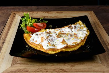 Ekşi kremayla doldurulmuş omlet