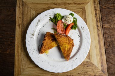 Peynir ve mırıldanmayla doldurulmuş kızarmış sandviç.