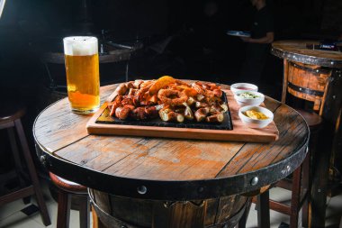 Sosis ve patatesle servis edilen restoran tabağı.