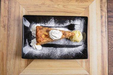 Fındıklı ve dondurmalı leziz kek.