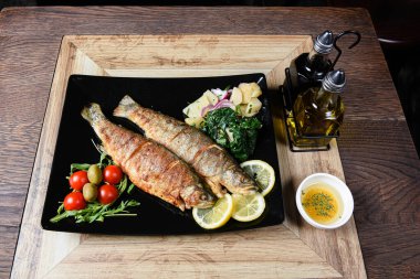 Izgara balık ve taze patates salatası.