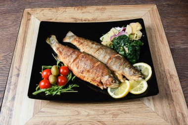 Izgara balık ve taze patates salatası.