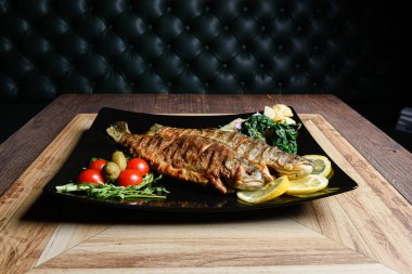 Izgara balık ve taze patates salatası.