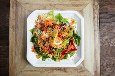 Havuçlu sebze vitamin salatası.