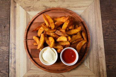 Baharatlı kızarmış patates.