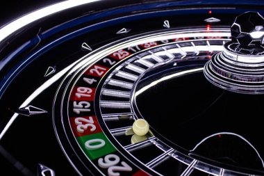 Geleneksel rulet çarkı, klasik görünümlü el yapımı.