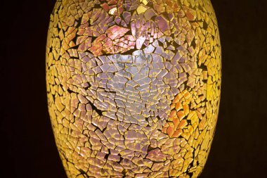 Çiçekler için güzel renkli cam vazo manzarası. Renkli, zarif