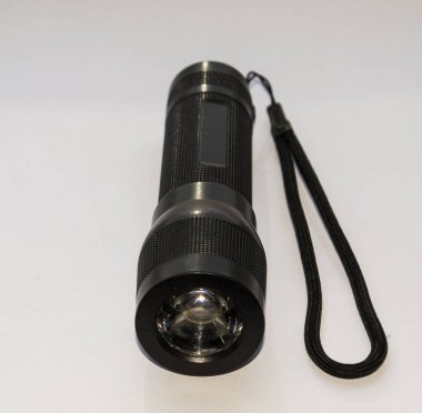 Beyaz arkaplanda izole edilmiş siyah bir fenerin yakın çekimi