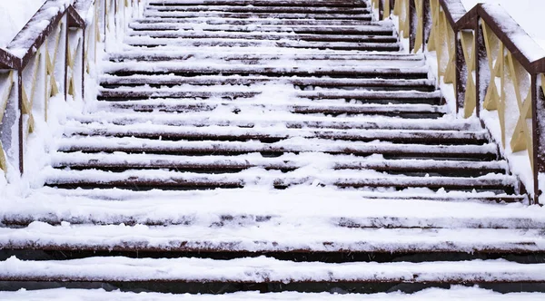 Vista de las escaleras de madera en la colina de invierno. en Arkhangels — Foto de Stock