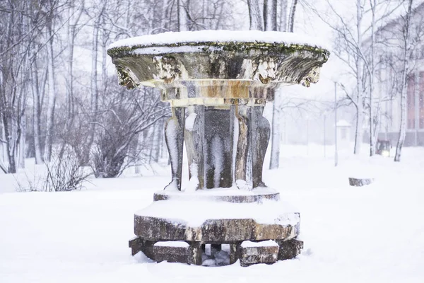Vieja fuente congelada está cubierta de nieve ventisca — Foto de Stock