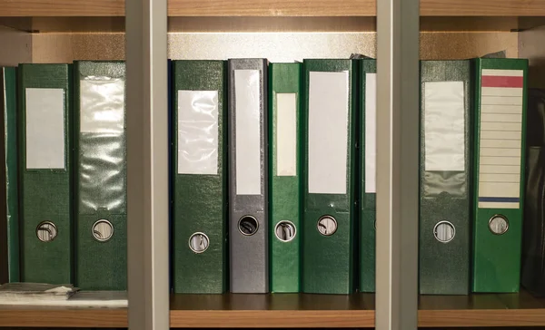 Ofis dolabının üst görünümü farklı klasörler, ahşap zemin